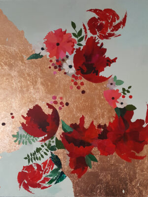 Obraz wystawiony na targach Art Basel w 2017.  Obraz wielkoformatowy  przedstawiający bujne czerwone kwiaty . Dominujące barwy to miedź i czerwień skonstrastowane z tłem o delikatnym odcieniu gołębiej szarości. Dodatkowo ozdobiony jest folią złotniczą w odcieniach miedzi, co daje piękne efekty świetlne. Obraz jest zabezpieczony werniksem i podpisany. Będzie idealną ozdobą salonu, sypialni lub gabinetu. Wymiary 100x120 cm. Rok wykonania 2017.